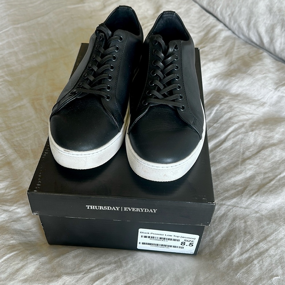 THURSDAY Black Leather Low Top Sneaker